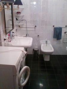 伊索拉德尔格兰萨索CASCINA NELLA CAMPAGNA ABRUZZESE的白色的浴室设有水槽和卫生间。