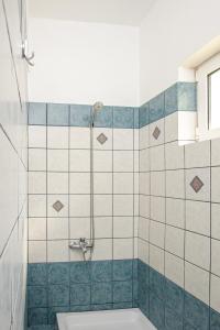 约阿尼纳La Casa - traditionally elegant apt 38m2 w prk grd的带淋浴和盥洗盆的浴室