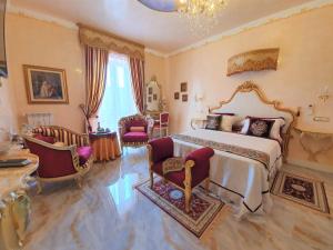 维罗纳FD Luxury rooms的一间卧室配有一张特大号床和椅子
