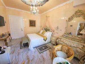 维罗纳FD Luxury rooms的一间卧室配有一张床和一个浴缸