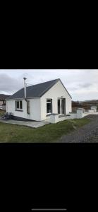 洛赫博伊代尔The Chalet, 444 North Lochboisdale的黑色屋顶的白色房子