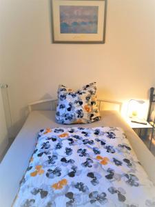 哥廷根City Apartments的床上配有鲜花棉被和枕头