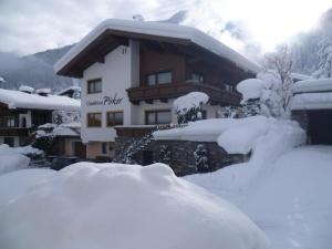 弗林肯贝格博尔科住宿加早餐旅馆的积雪覆盖的建筑物