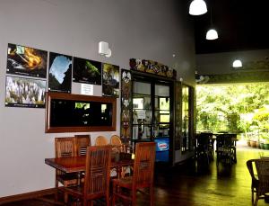 姆鲁Mulu National Park的一间带木桌和椅子的用餐室