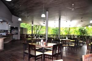 姆鲁Mulu National Park的餐厅设有木桌、椅子和窗户。