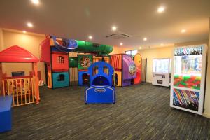 WallanHogans Motel的儿童游戏室,带滑梯和游乐设施