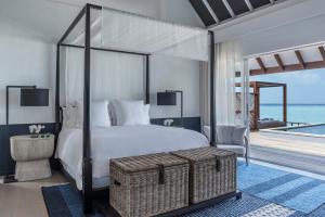 芭环礁马尔代夫兰达吉拉瓦鲁岛四季度假酒店的一间卧室设有一张床和一个海景阳台