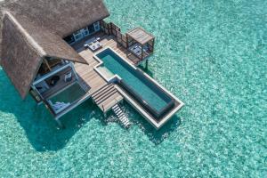 芭环礁马尔代夫兰达吉拉瓦鲁岛四季度假酒店的水中房屋的顶部景观