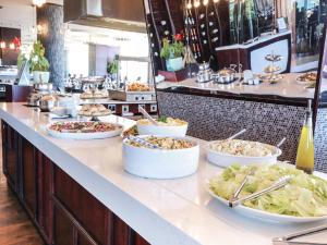 德班布鲁沃特斯酒店的包含多种不同食物的自助餐