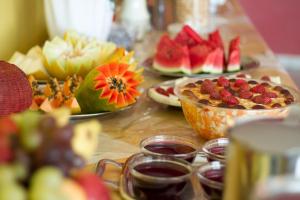 塔瓜汀加金钗大酒店 的桌上放有水果盘和碗的食物