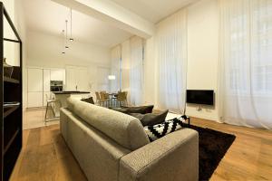 维也纳Central Luxury Apartment的客厅配有沙发和桌子