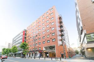 东京赤坂洋子酒店的城市街道上一座高大的红砖建筑