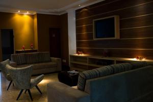 塔瓜汀加金钗大酒店 的带沙发和电视的客厅