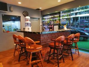 吉隆坡Hotel Sunjoy9 @ Mid Valley的餐厅内带木凳的酒吧