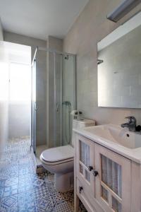 加的斯Apartamento La Terraza del Mar的浴室配有卫生间、盥洗盆和淋浴。