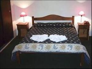巴耶埃尔莫索Posada La Campiña的一间卧室配有一张带两条白色毛巾的床