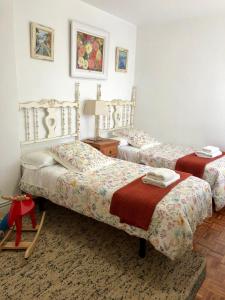巴基奥Lauramer Apartamento Bakio的一间卧室配有两张床和一张桌子