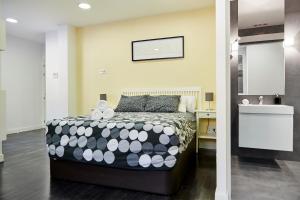 马德里Apartamento Principe Pio的一间卧室配有一张带黑白色棉被的床