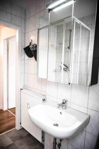 梅舍德FeWo Waldblick的浴室设有白色水槽和镜子