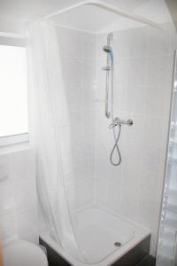 卡尔夫赫尔曼新普斯特酒店的白色的浴室设有淋浴和卫生间