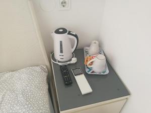 卢布尔雅那莫斯特旅馆的床头柜、咖啡壶和遥控器