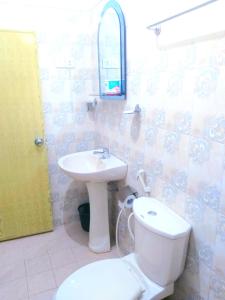 埃拉59B埃拉休息之所的浴室配有白色卫生间和盥洗盆。