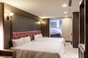 台南沐月二馆的一间酒店客房,房间内设有两张床