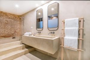 巴塞罗那Casa Lirio的浴室配有大水槽和浴缸。