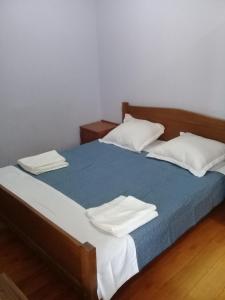 博尔若米Elmira的一间卧室配有一张带蓝色床单和白色枕头的床。