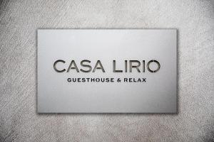 巴塞罗那Casa Lirio的一间卡萨里里科旅馆的一个标志,让您放松