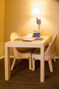 印第安维尔斯印第安威尔斯度假酒店的一张带两把椅子的白色桌子和一盏灯
