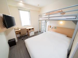 东京浅草超级酒店的一间卧室配有一张双层床和一张带电脑的书桌