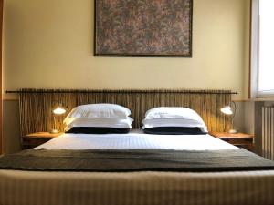 博纳索拉贝尔韦德瑞别墅酒店 的一间卧室配有一张大床和两个枕头