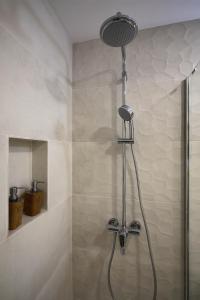 奥德米拉Quinta do Chocalhinho Agroturismo & SPA的浴室内配有淋浴和头顶淋浴