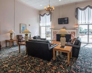 什里夫波特Economy Inn & Suites的客厅配有沙发和带两盏灯的桌子