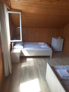 乌雷基Green house Ureki的小房间设有床和窗户