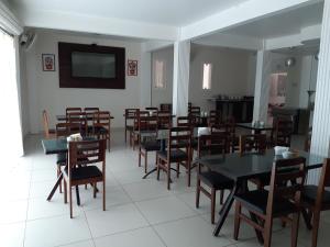 Pousada Paulett's - Hospedagem na Zona Norte de Ilhéus - Bahia餐厅或其他用餐的地方