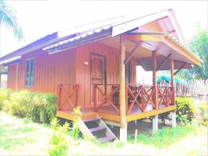瑶亚岛尧岛度假酒店及农场的红色的小房子设有门廊和阳台