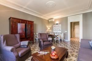 巴塞罗那BCN帕斯德格拉齐亚鲁卡莫拉公寓的客厅配有两张沙发和一张桌子