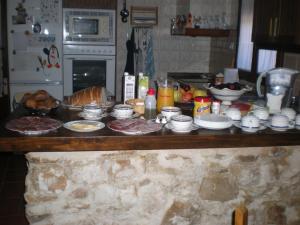 Villarrubia de Santiago卡萨农村拉波萨达德尔弗朗西丝乡村民宿的厨房柜台上放着一大堆食物