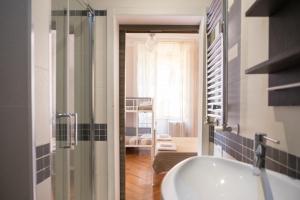 罗马Sesto Suites Central的客房内设有带水槽和浴缸的浴室