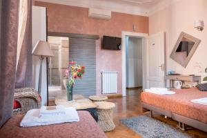 罗马Sesto Suites Central的带两张床的房间和客厅