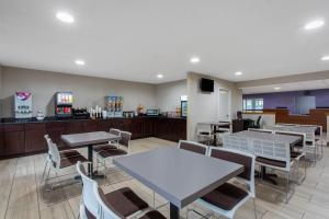 费城温德姆费城机场麦克罗迪尔套房酒店的一间带桌椅和柜台的餐厅