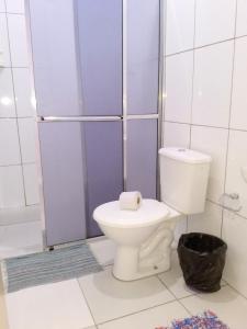 特拉曼达伊Pousada No Farol的一间带卫生间和淋浴的浴室