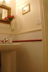 East Marion阿伯维尤豪斯住宿加早餐旅馆的一间带水槽和镜子的浴室
