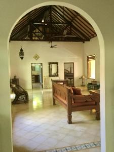 特贾库拉塔曼阿玉住宿加早餐旅馆的带沙发的客厅的拱门