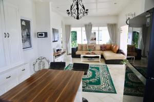 贝都古Pondok Plantation Luxury Mountain Escape Bedugul的客厅配有沙发和桌子
