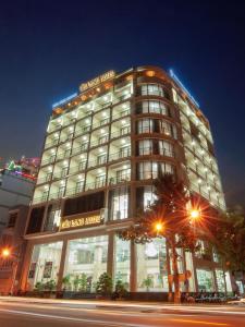 美寿Cuu Long Hotel的一座高大的建筑,上面有灯