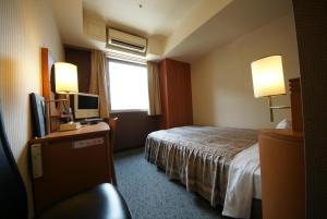 名古屋Hotel Landmark Nagoya的酒店客房设有床和窗户。