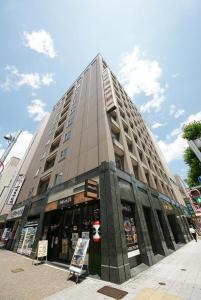 名古屋Hotel Landmark Nagoya的城市街道上一座高大的建筑